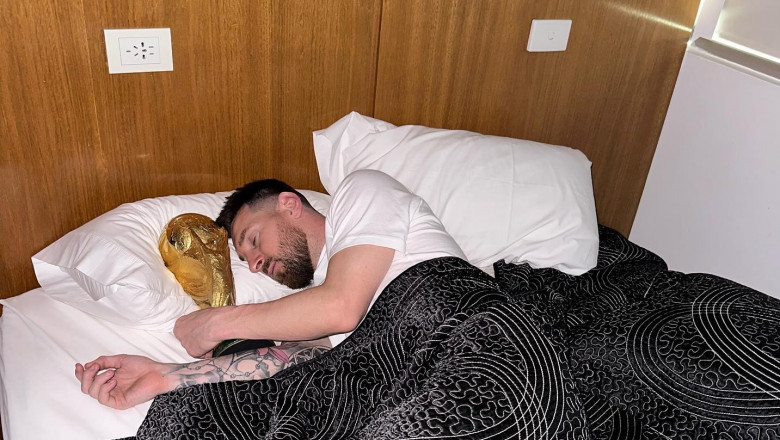 Photo of foto | Messi nu s-a putut dezlipi de Cupa Mondială și a dormit în pat cu ea. Imaginile virale cu fotbalistul